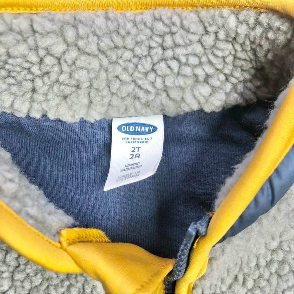 Old Navy fully lined fuzzy Sherpa fleece full zip toddler vest